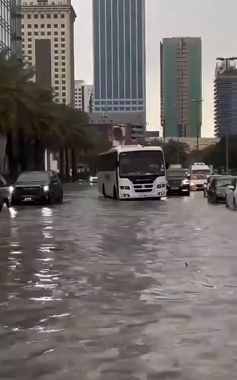 Katastrophe in Dubai, Überschwemmung in der Stadt nach einem Megasturm