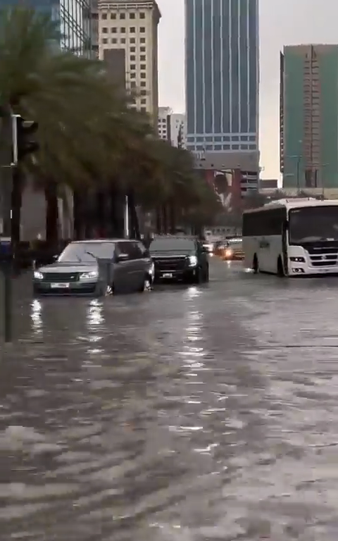 Katastrophe in Dubai, Überschwemmung in der Stadt nach einem Megasturm