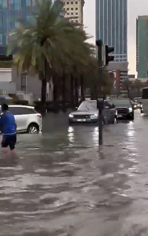 Katastrophe in Dubai, Überschwemmung in der Stadt nach einem Megasturm