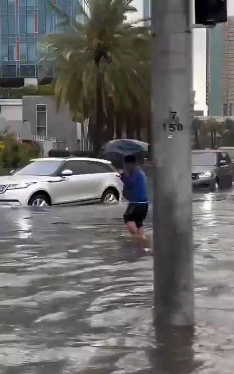 Katastrophe in Dubai, Überschwemmung in der Stadt nach einem Megasturm