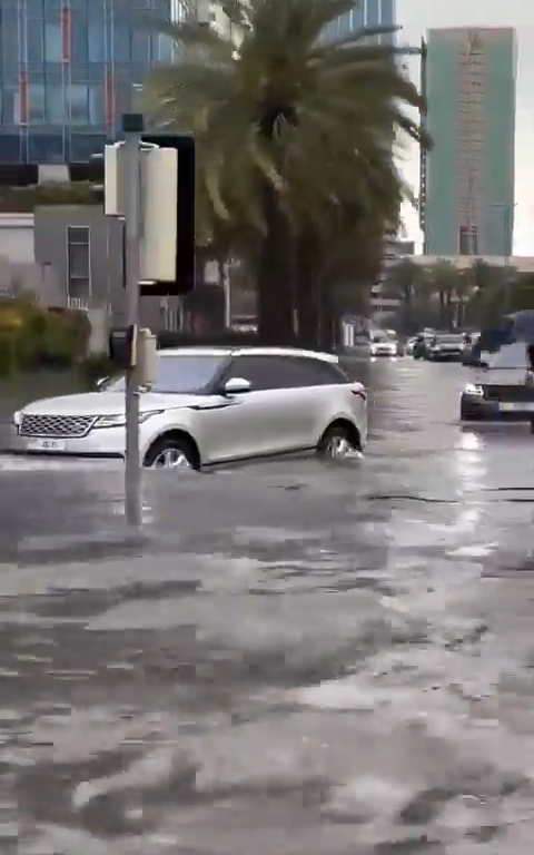 Katastrophe in Dubai, Überschwemmung in der Stadt nach einem Megasturm