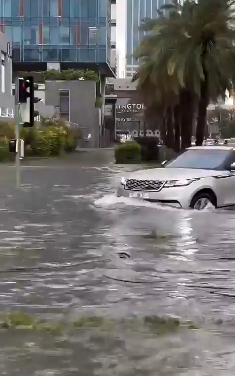 Katastrophe in Dubai, Überschwemmung in der Stadt nach einem Megasturm