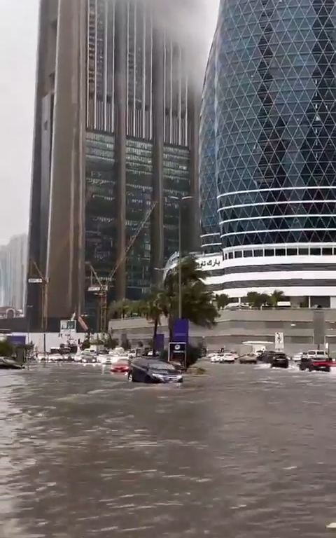 Katastrophe in Dubai, Überschwemmung in der Stadt nach einem Megasturm