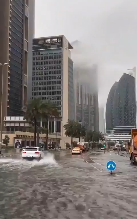 Katastrophe in Dubai, Überschwemmung in der Stadt nach einem Megasturm