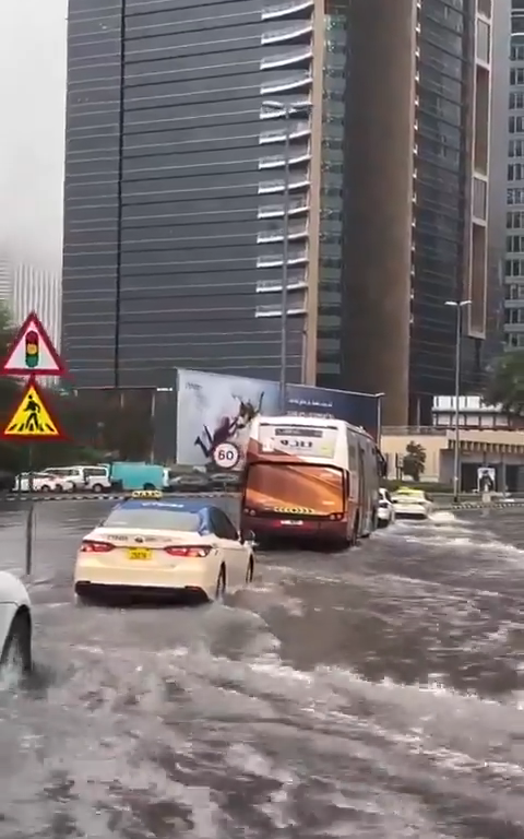 Katastrophe in Dubai, Überschwemmung in der Stadt nach einem Megasturm