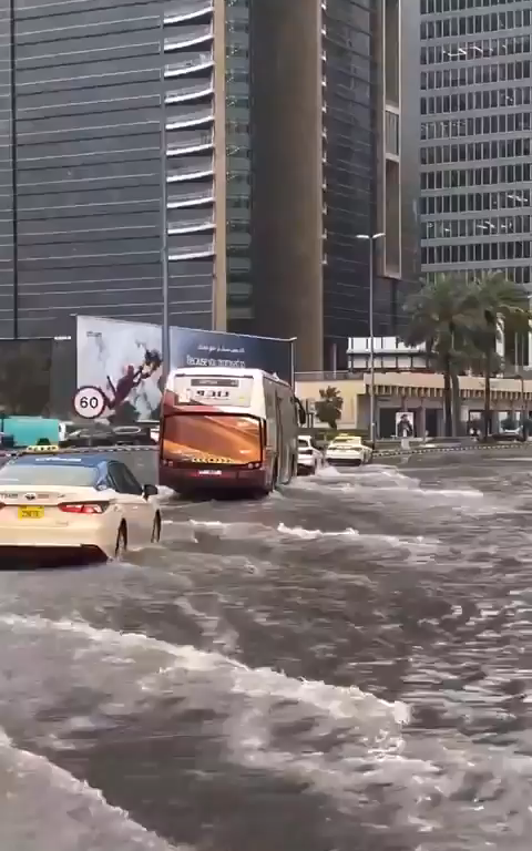 Katastrophe in Dubai, Überschwemmung in der Stadt nach einem Megasturm