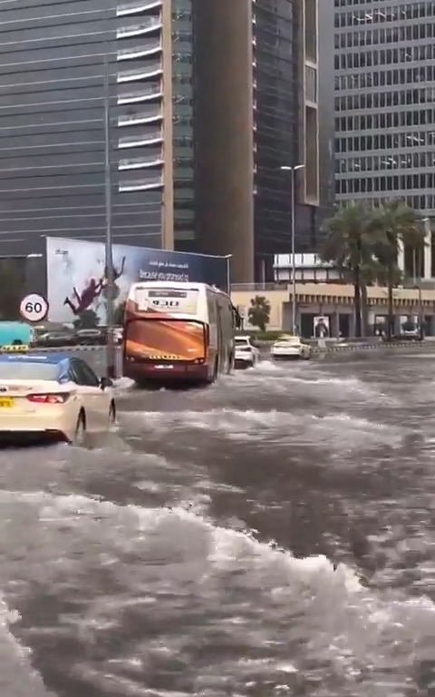 Katastrophe in Dubai, Überschwemmung in der Stadt nach einem Megasturm