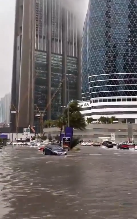 Katastrophe in Dubai, Überschwemmung in der Stadt nach einem Megasturm