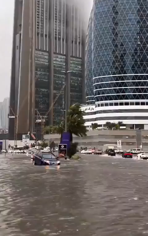 Katastrophe in Dubai, Überschwemmung in der Stadt nach einem Megasturm