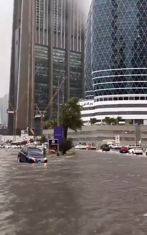 Katastrophe in Dubai, Überschwemmung in der Stadt nach einem Megasturm