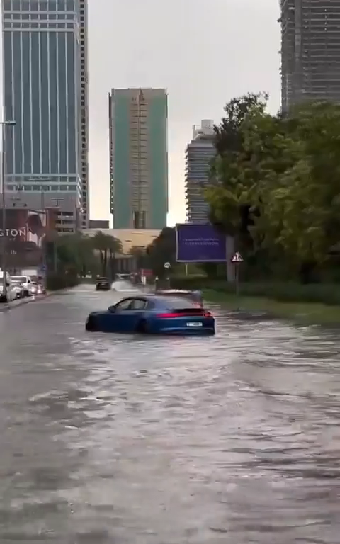 Katastrophe in Dubai, Überschwemmung in der Stadt nach einem Megasturm