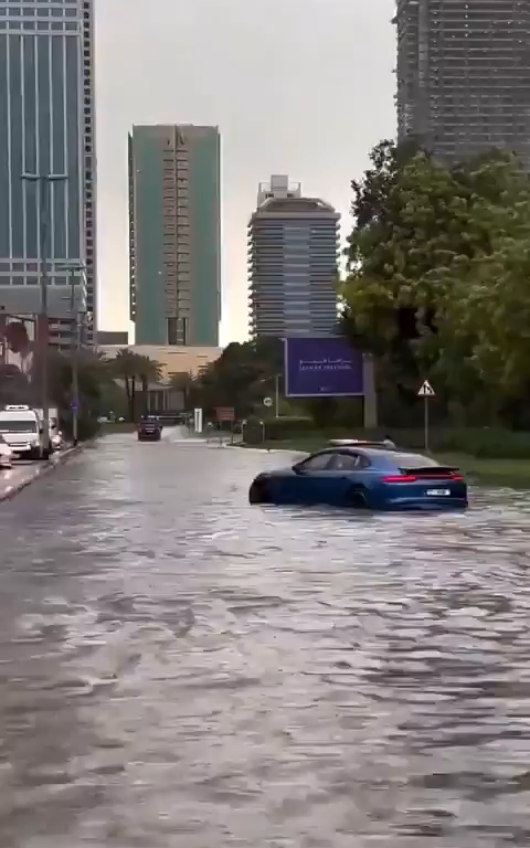 Katastrophe in Dubai, Überschwemmung in der Stadt nach einem Megasturm