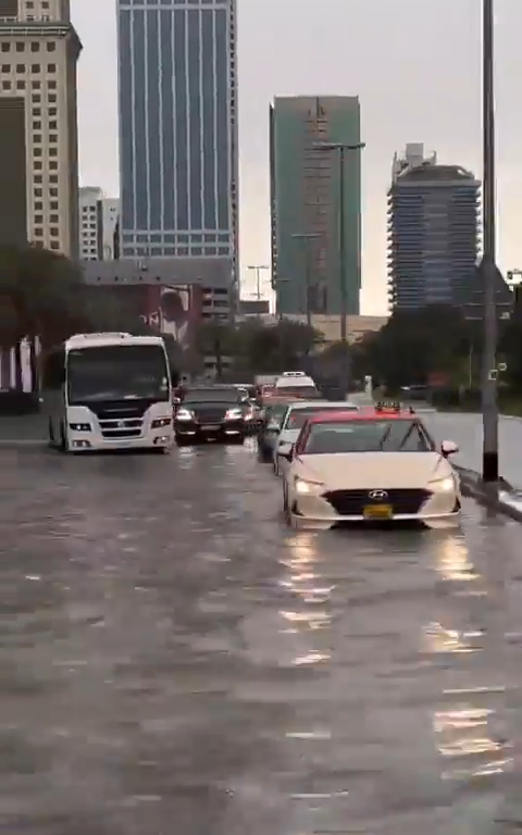 Katastrophe in Dubai, Überschwemmung in der Stadt nach einem Megasturm