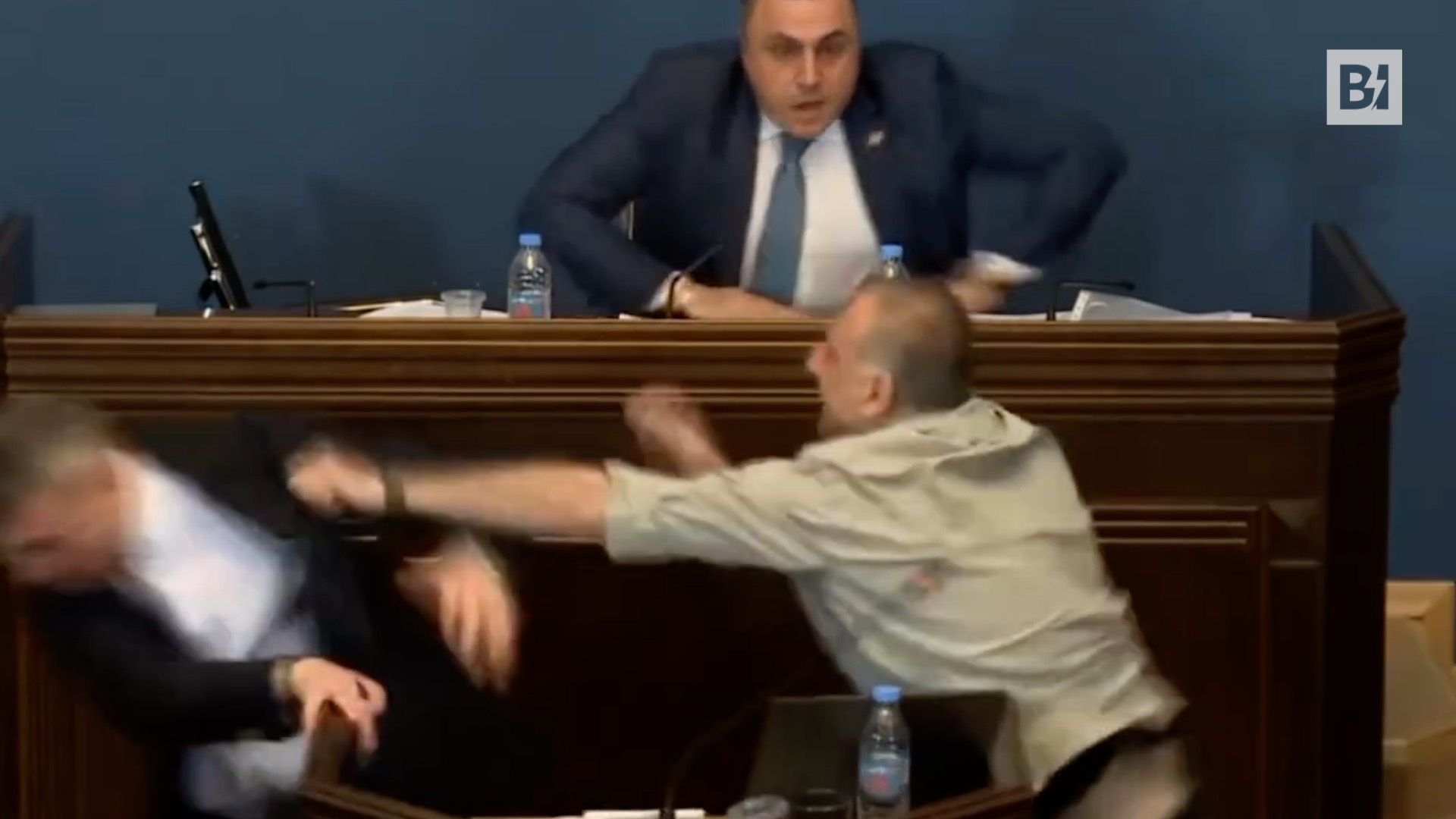 Georgia, maxi rissa in Parlamento: volano pugni tra…