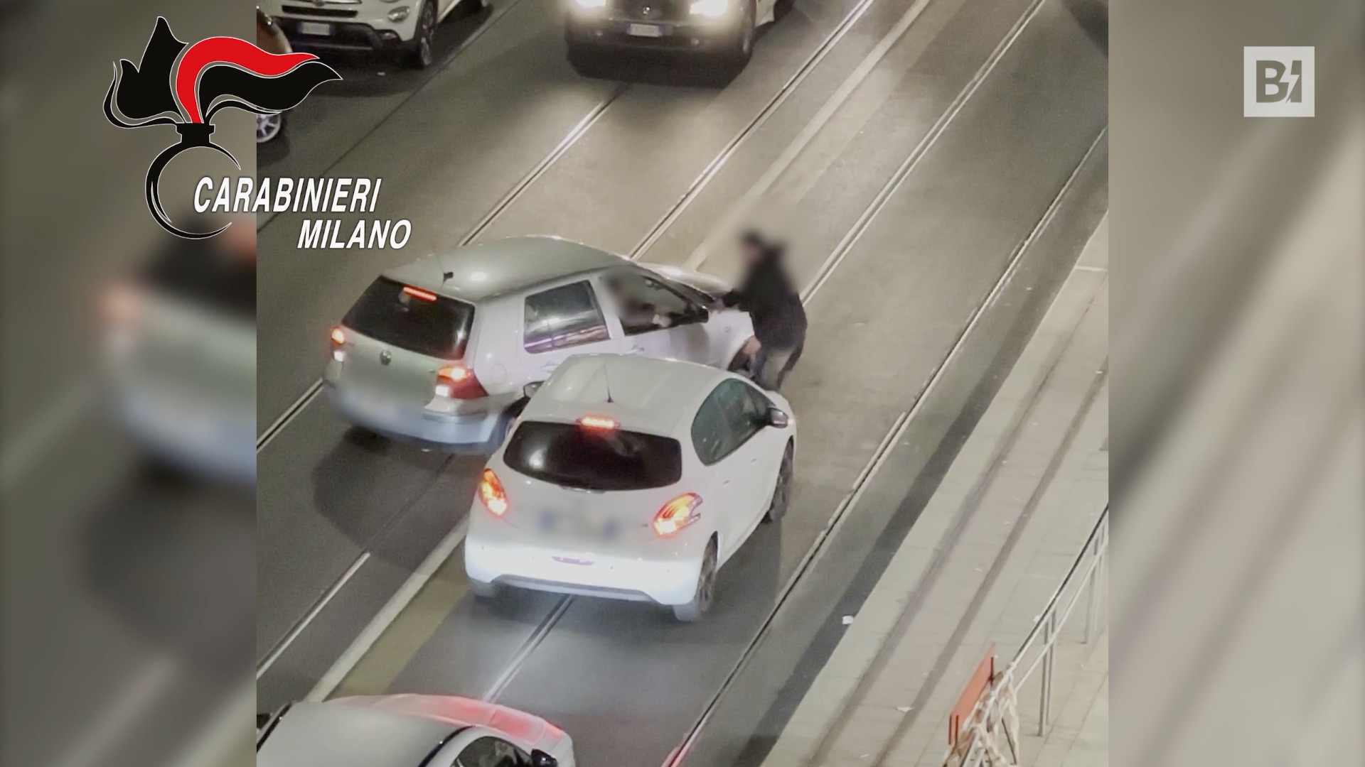 Milano, rapina a un semaforo: così hanno agito…