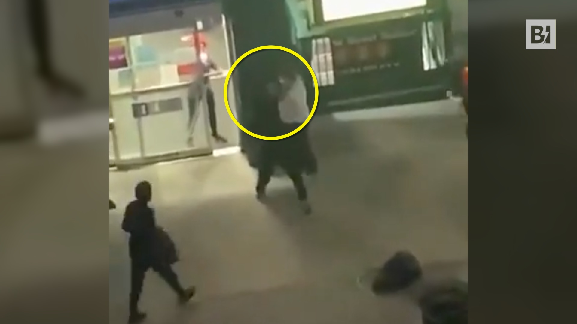 Donna presa a pugni a New York, i…