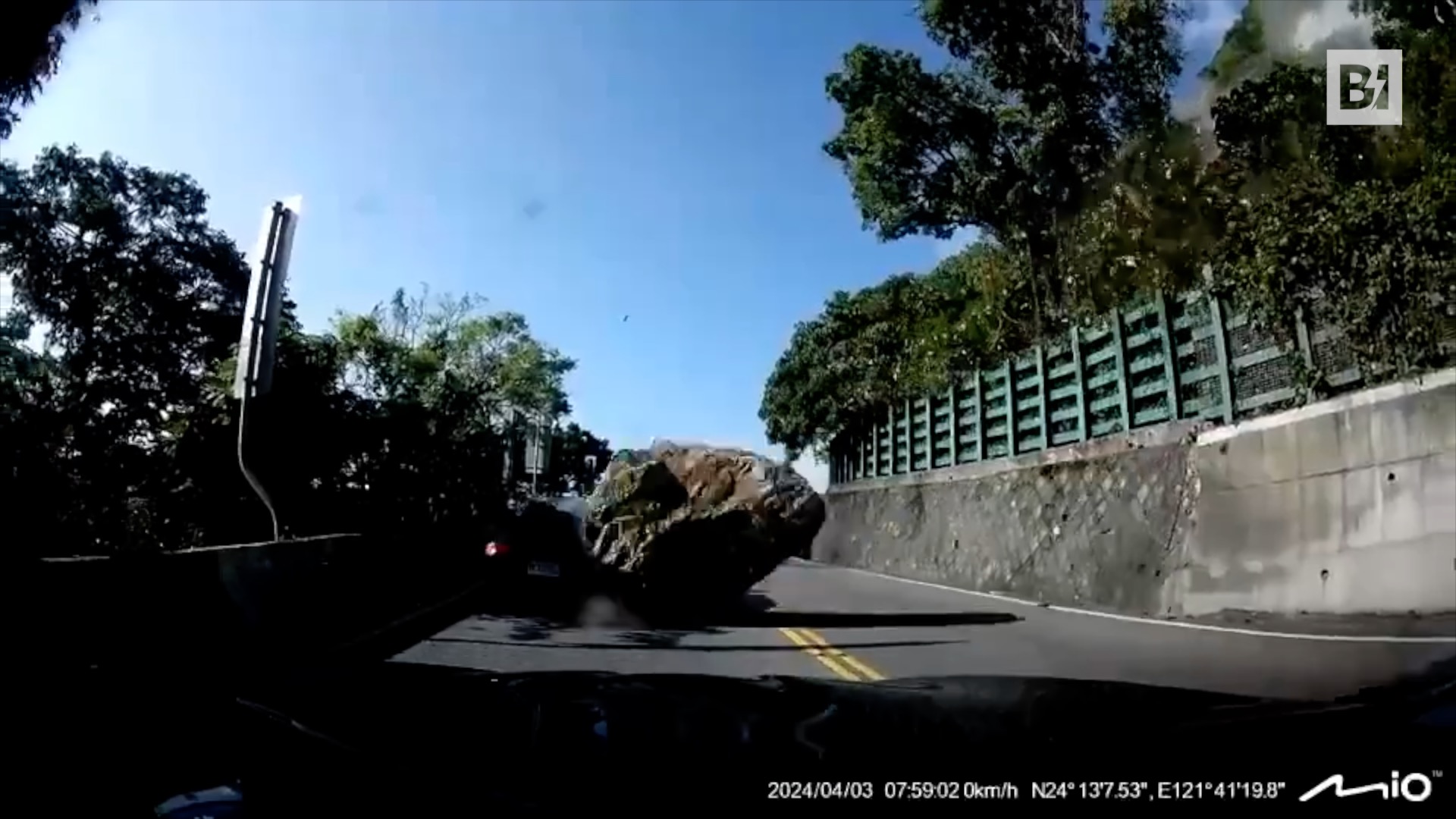 Sisma Taiwan, enorme masso precipita e colpisce auto…