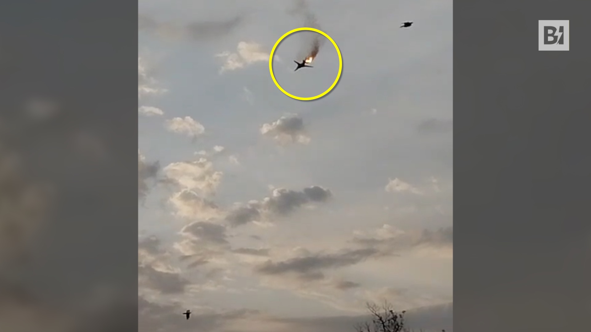 Bombardiere russo precipita tra le fiamme