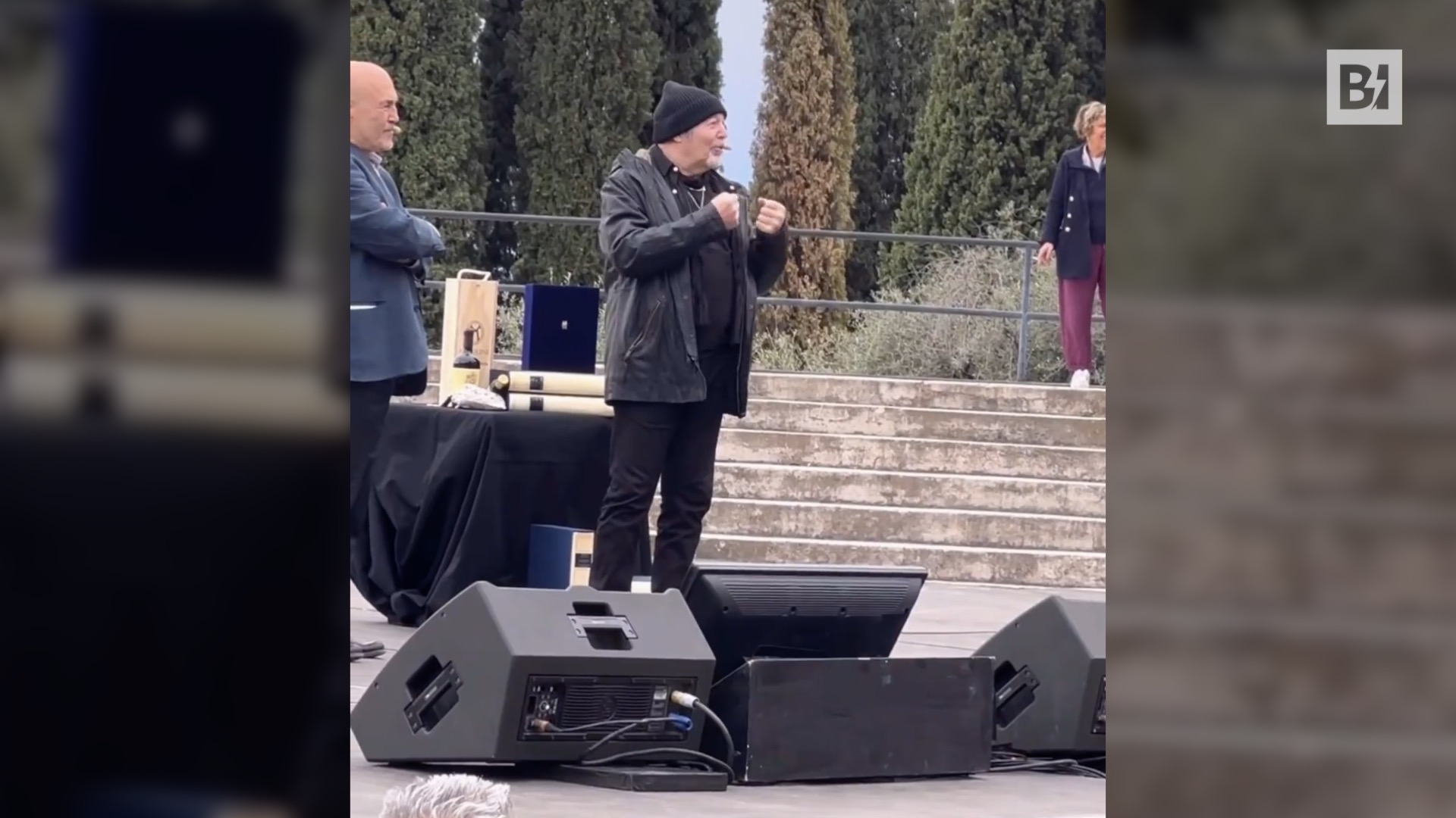 Vasco Rossi premiato: il suo popolo il delirio