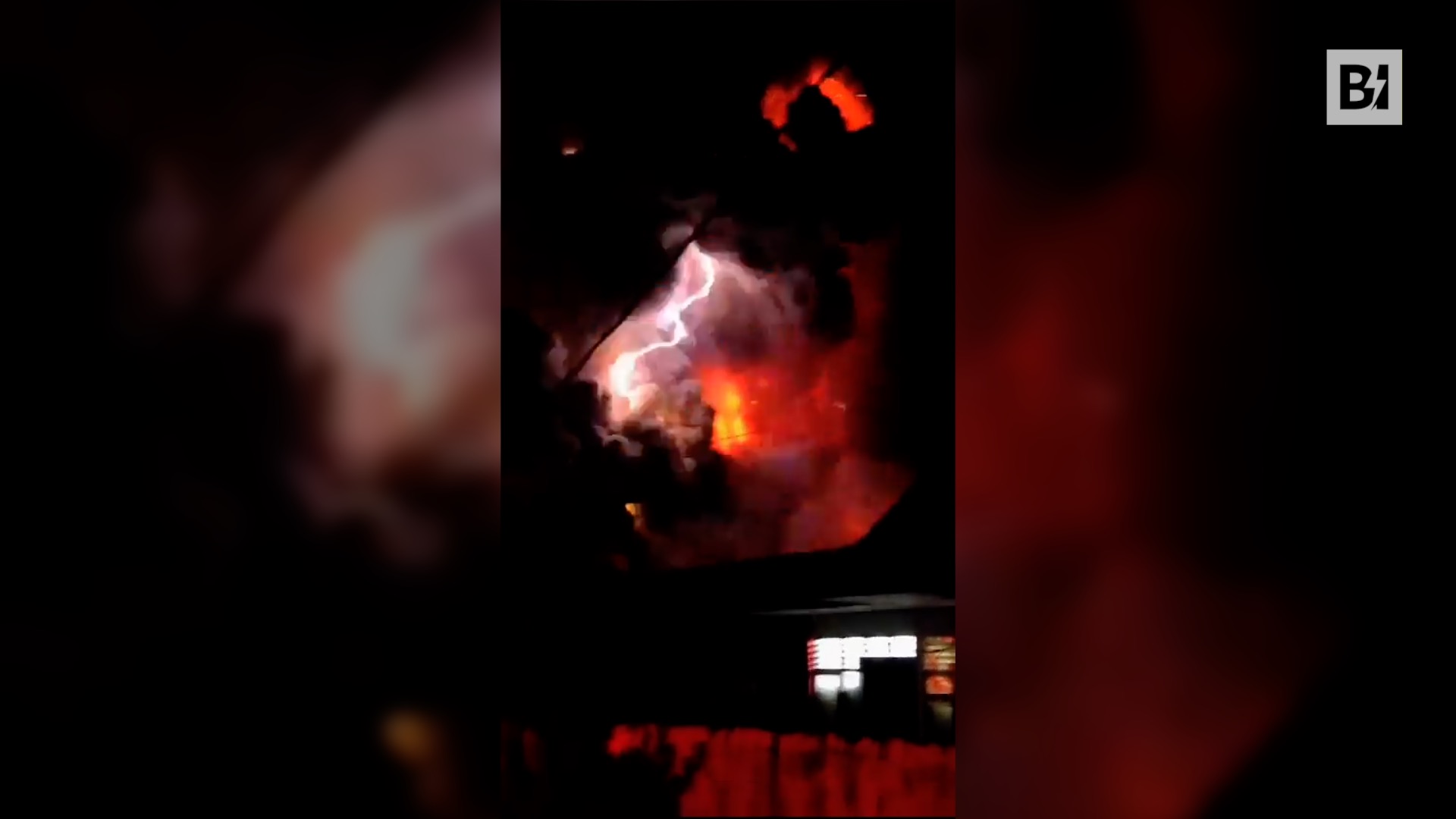 Indonesia, l’impressionante eruzione del vulcano Ruang