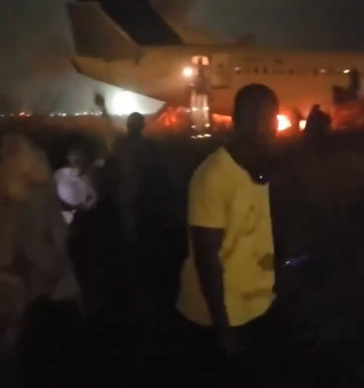 Avión se sale de la pista en Senegal, vuelve a ser un Boeing: la gente huye de las llamas