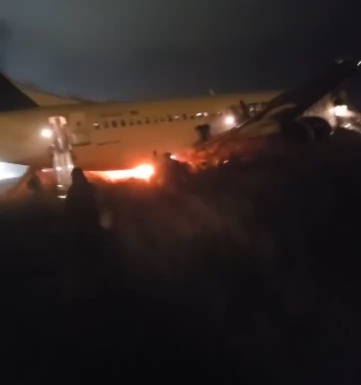 Un avion hors piste au Sénégal, c'est encore un Boeing : les gens fuient les flammes