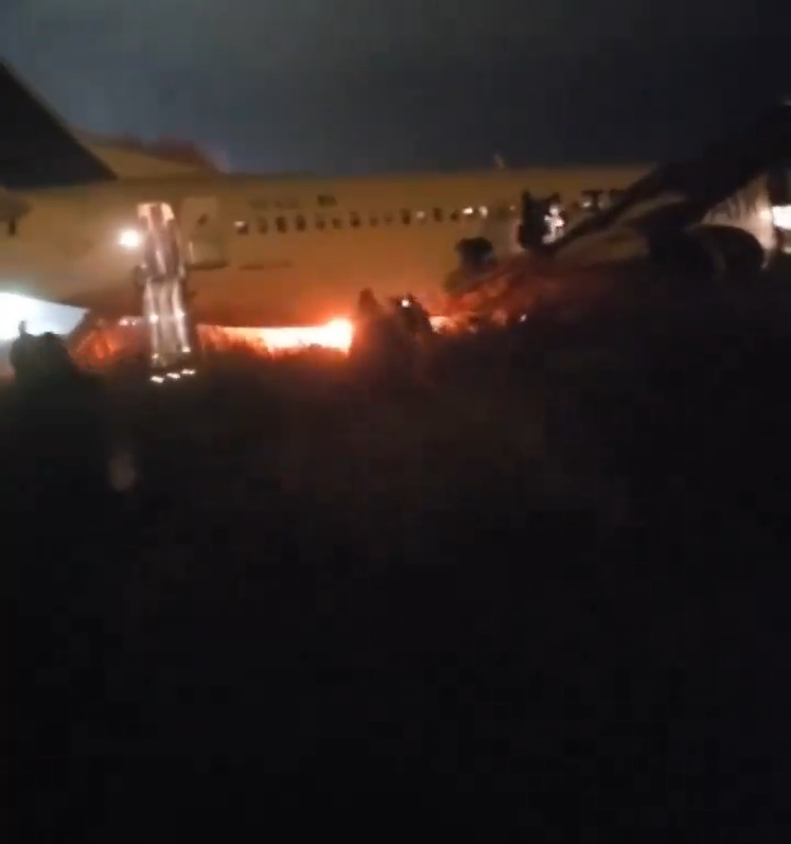 Flugzeug verlässt Landebahn im Senegal, es ist wieder eine Boeing: Menschen auf der Flucht vor den Flammen