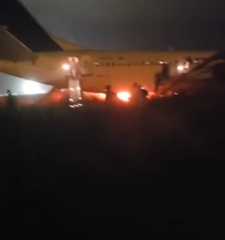 Un avion hors piste au Sénégal, c'est encore un Boeing : les gens fuient les flammes