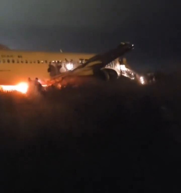 Un avion hors piste au Sénégal, c'est encore un Boeing : les gens fuient les flammes