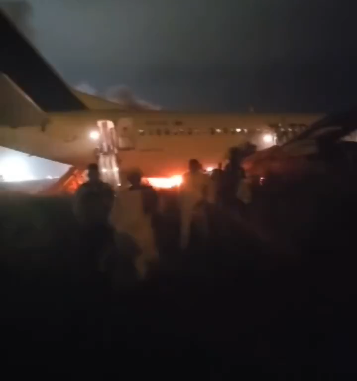 Flugzeug verlässt Landebahn im Senegal, es ist wieder eine Boeing: Menschen auf der Flucht vor den Flammen