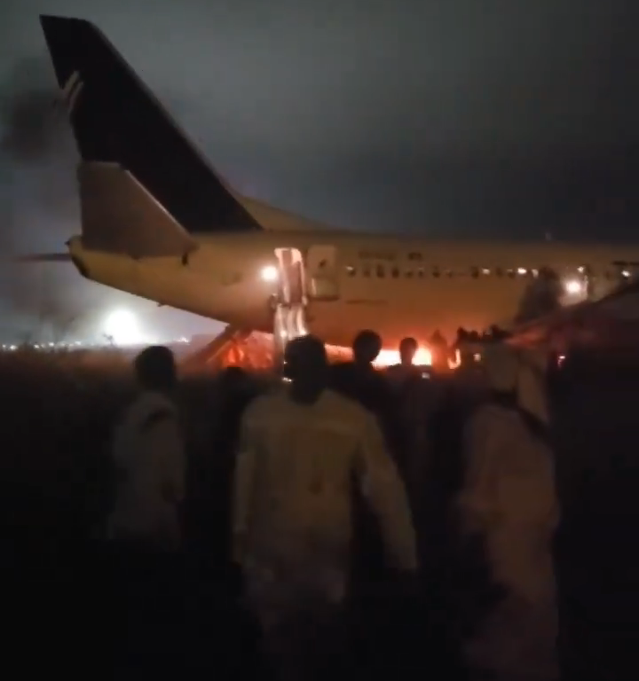 Avión se sale de la pista en Senegal, vuelve a ser un Boeing: la gente huye de las llamas