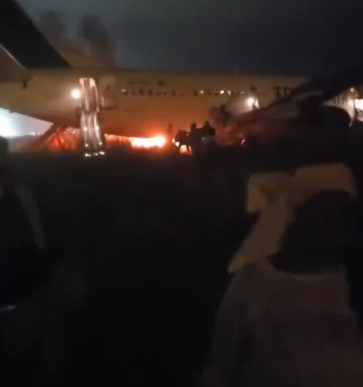 Un avion hors piste au Sénégal, c'est encore un Boeing : les gens fuient les flammes