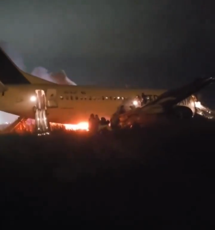 Flugzeug verlässt Landebahn im Senegal, es ist wieder eine Boeing: Menschen auf der Flucht vor den Flammen