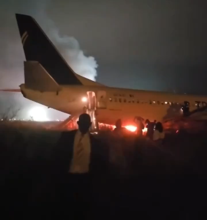 Avión se sale de la pista en Senegal, vuelve a ser un Boeing: la gente huye de las llamas