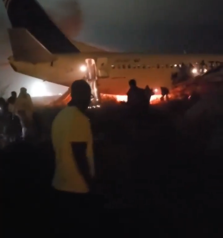 Flugzeug verlässt Landebahn im Senegal, es ist wieder eine Boeing: Menschen auf der Flucht vor den Flammen