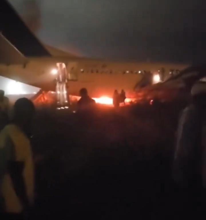 Flugzeug verlässt Landebahn im Senegal, es ist wieder eine Boeing: Menschen auf der Flucht vor den Flammen