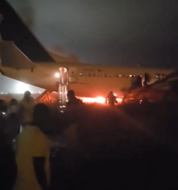 Flugzeug verlässt Landebahn im Senegal, es ist wieder eine Boeing: Menschen auf der Flucht vor den Flammen