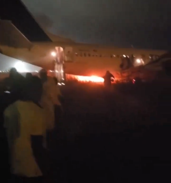 Avión se sale de la pista en Senegal, vuelve a ser un Boeing: la gente huye de las llamas