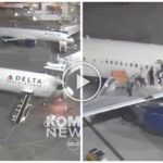 Avión se incendia durante la salida de pasajeros: pánico a bordo, toboganes activados