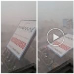 Se derrumba un cartel gigante de 30 metros: masacre de peatones