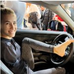 Mujer sin brazos obtiene su licencia conduciendo con los pies al volante: así es como