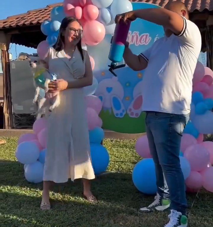 Esulta durante gender reveal e scaglia il cane nel giardino: polemica