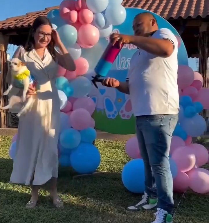 Esulta durante gender reveal e scaglia il cane nel giardino: polemica