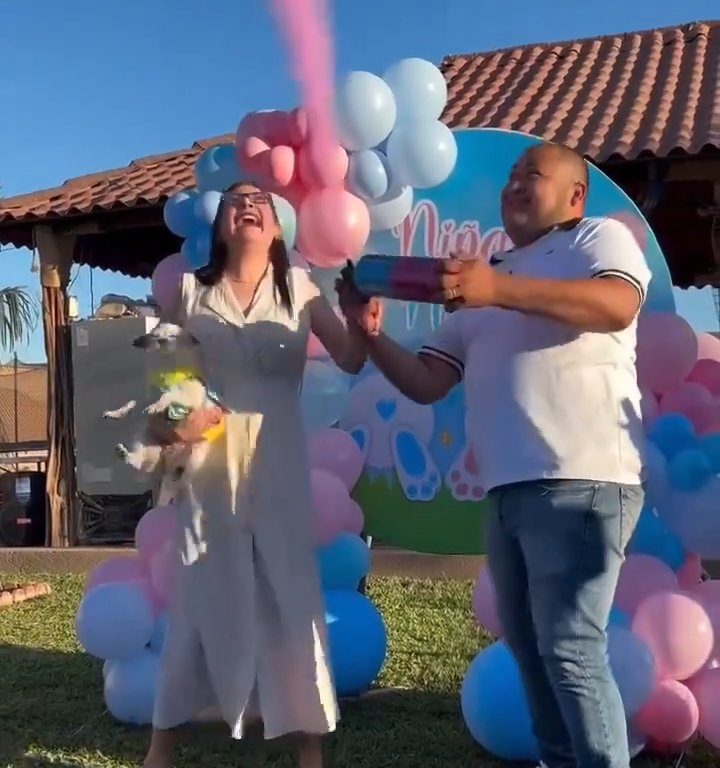 Esulta durante gender reveal e scaglia il cane nel giardino: polemica