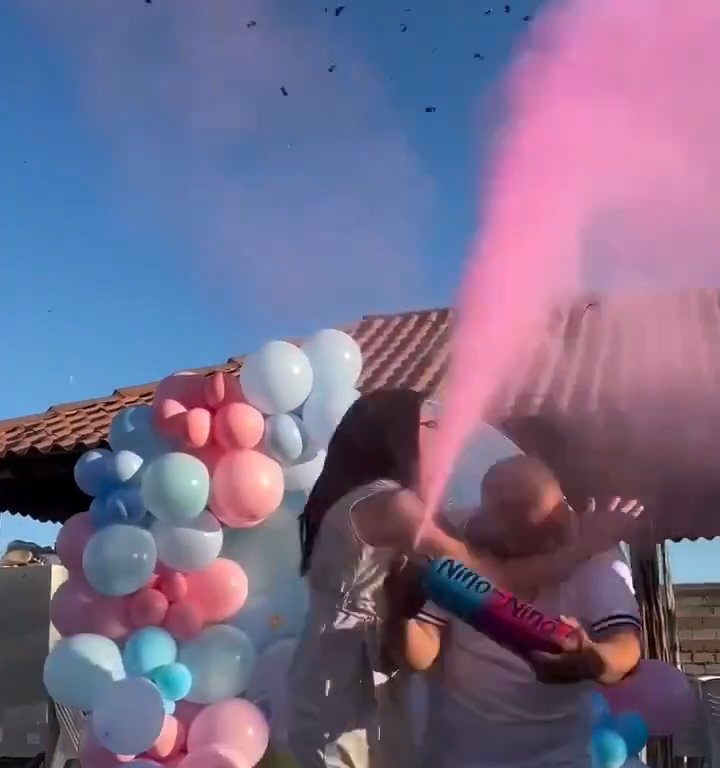 Esulta durante gender reveal e scaglia il cane nel giardino: polemica