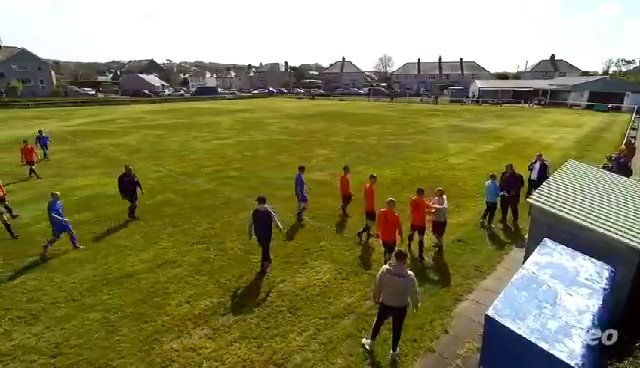 Un joven juez de línea recibe un puñetazo en la cara por un vídeo de shock del entrenador