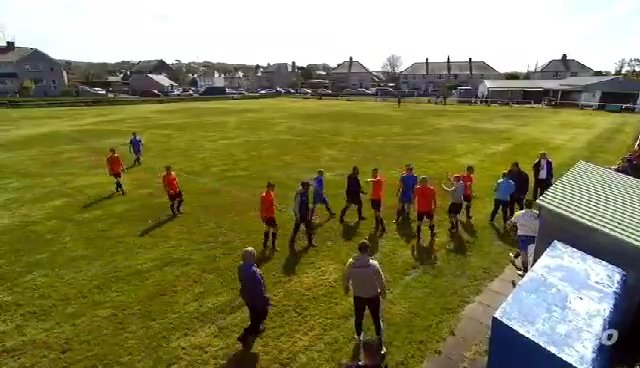 Un joven juez de línea recibe un puñetazo en la cara por un vídeo de shock del entrenador