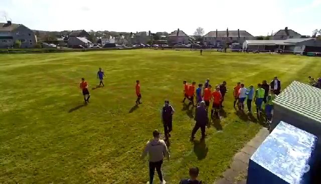 Un jeune juge de lignes frappé au visage par une vidéo choc d'un entraîneur