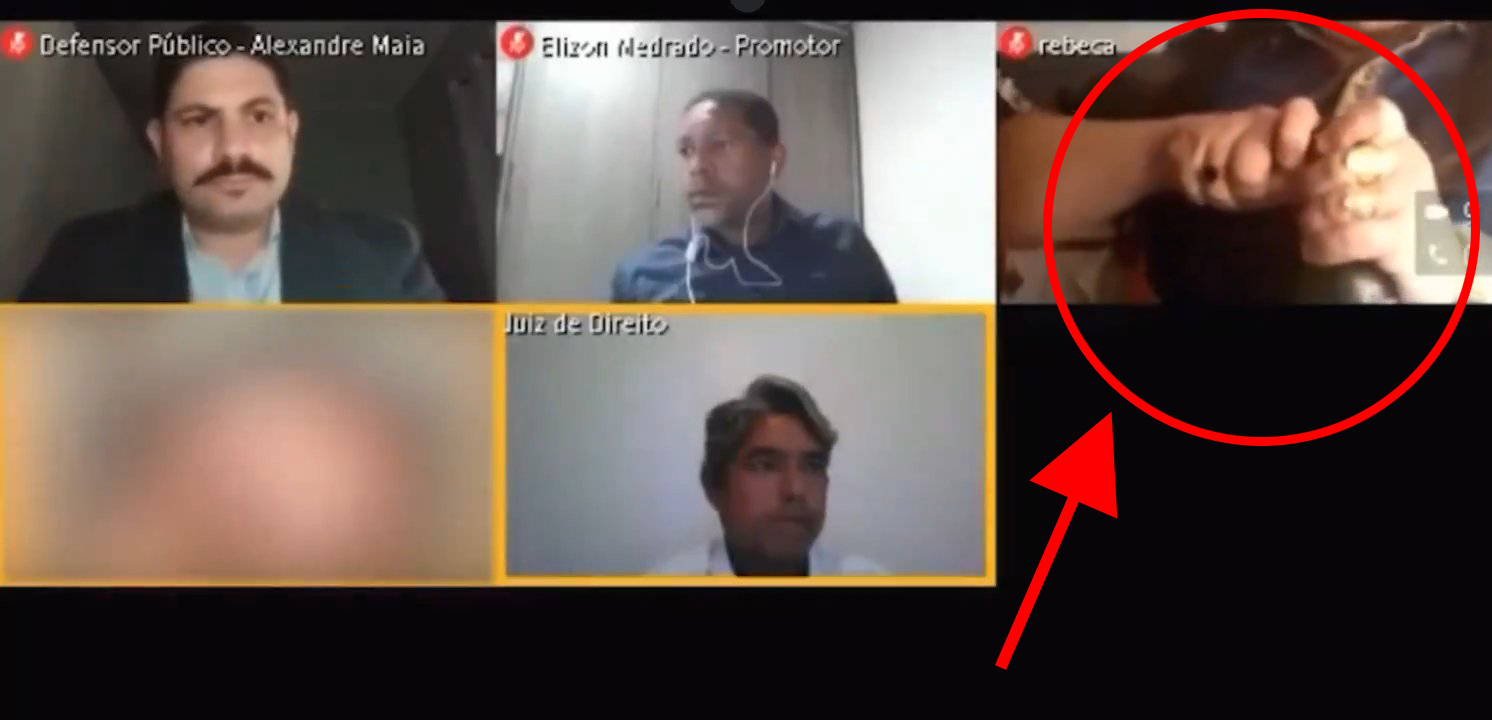 El acusado abre una cerveza durante el juicio en línea:…