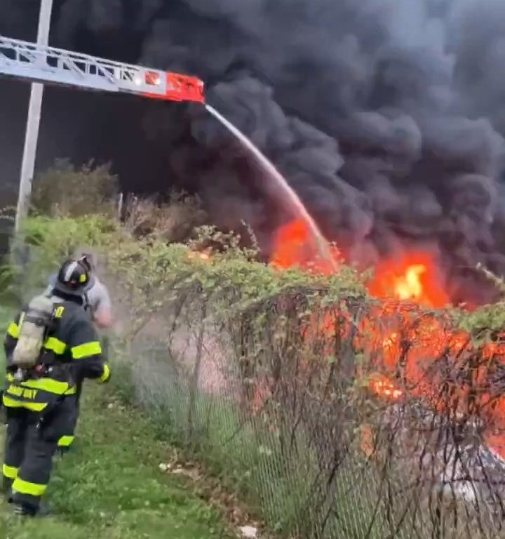 Infierno en la autopista, el camión cisterna vuelca y explota: bola de fuego en el cielo